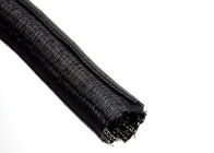 Individu enveloppant le métier à tisser fendu de fil tressé, enrouler de polyester autour de noir de manchon de câble